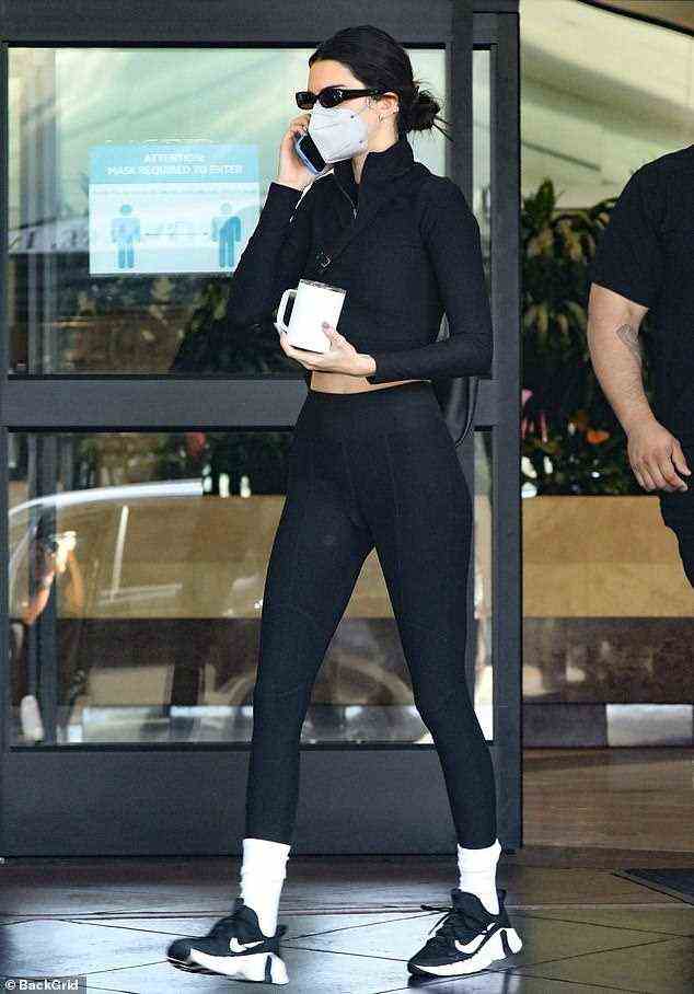 Athleisure: Jenner trug einen kurzen schwarzen Pullover mit halblangem Reißverschluss, der während des Ausflugs einen leichten Teil ihres straffen Bauches freilegte
