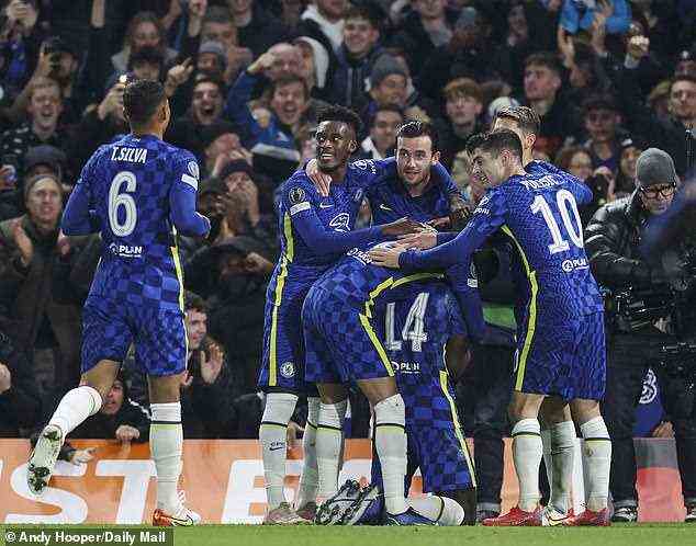 Chelsea-Spieler gratulieren Chalobah zu seinem Ziel, seinen guten Start in die Saison fortzusetzen