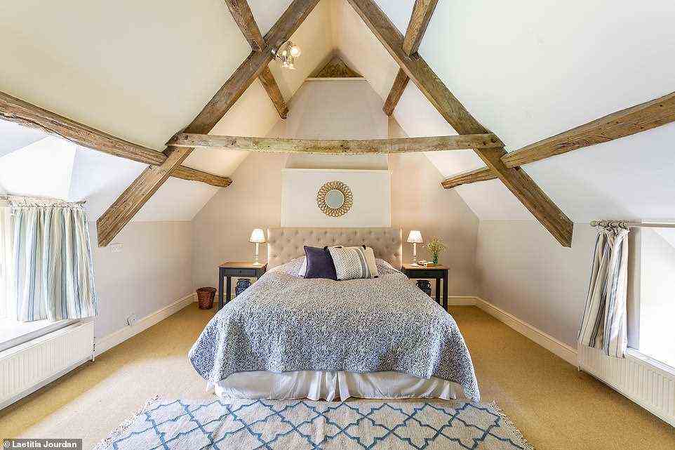 Mit fünf Schlafzimmern gibt es im Dove Farmhouse viel Platz, das ab 6.600 £ für einen Aufenthalt von acht Nächten kostet