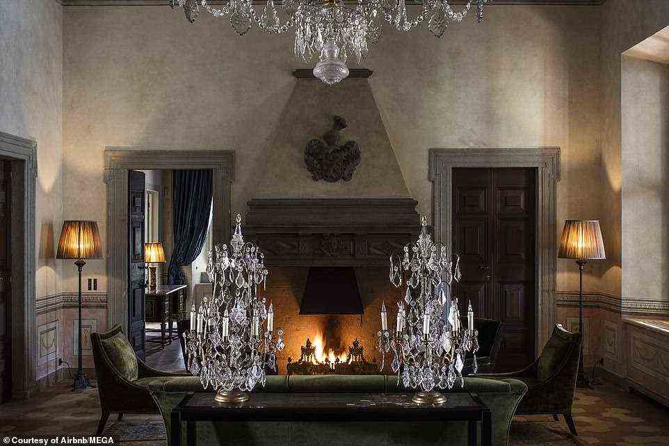 Die Gäste der Villa können es sich inmitten der auffälligen Pracht gemütlich machen, darunter erstaunliche Lampenschirme und Kronleuchter