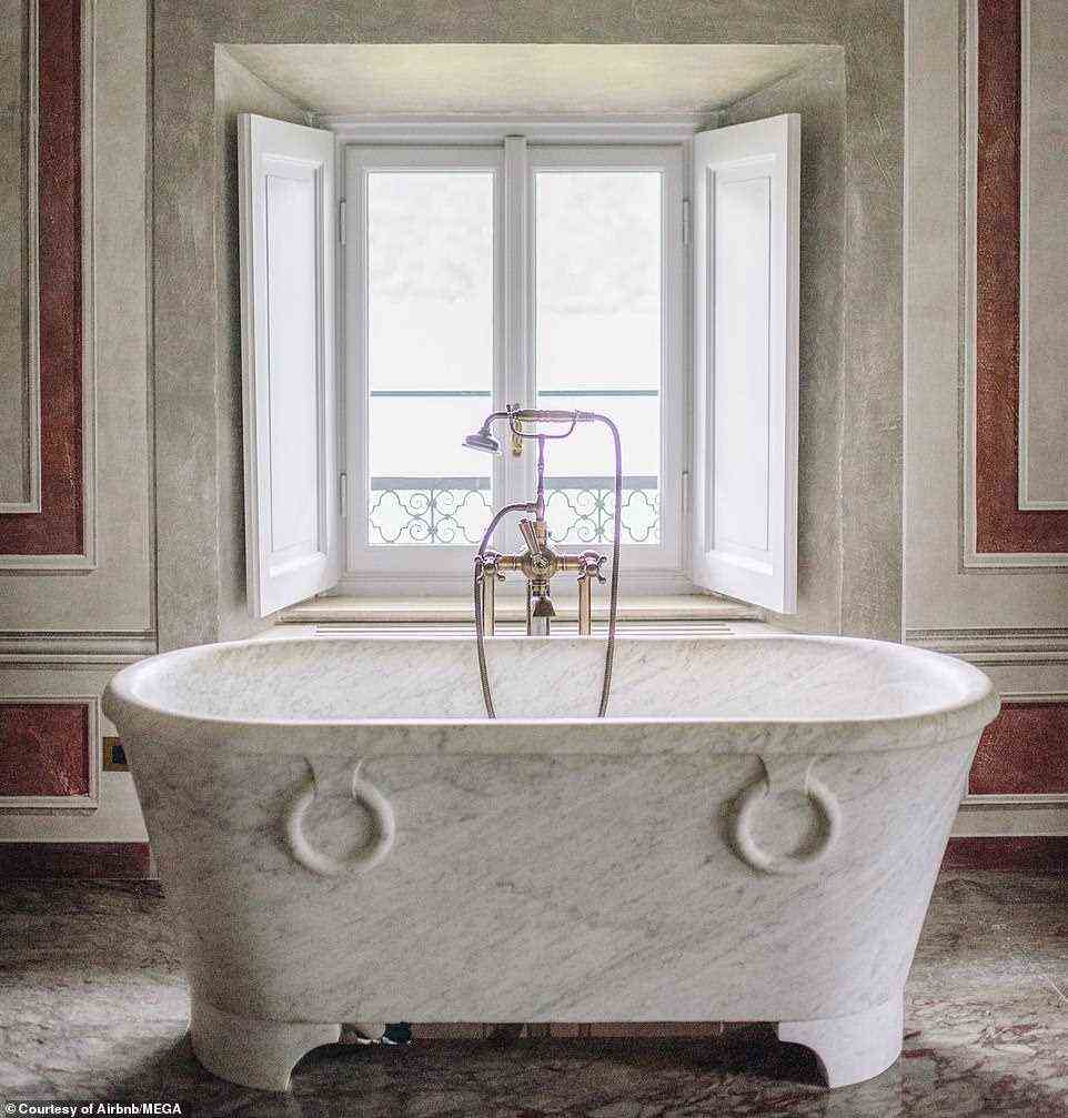 Die Villa verfügt über diese unverschämt luxuriöse Marmorbadewanne