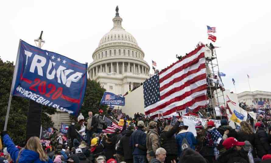 Aufständische außerhalb des US-Kapitols am 6. Januar.
