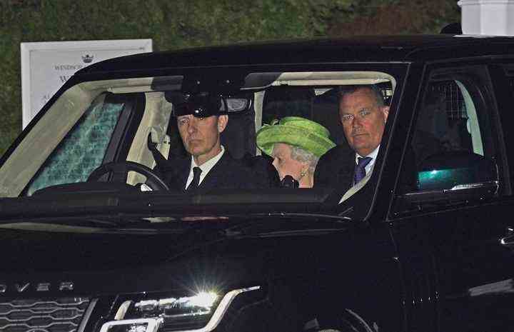 Die britische Königin Elizabeth II. verlässt am Sonntag, den 21. November den Windsor Great Park in Berkshire, England.