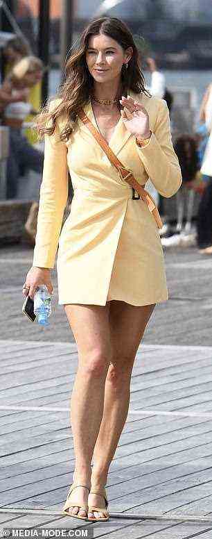 Wunderschöne Gams: Brittany verblüfft in einem gelben Minikleid im Blazer-Stil, das ihre langen Beine zur Geltung bringt