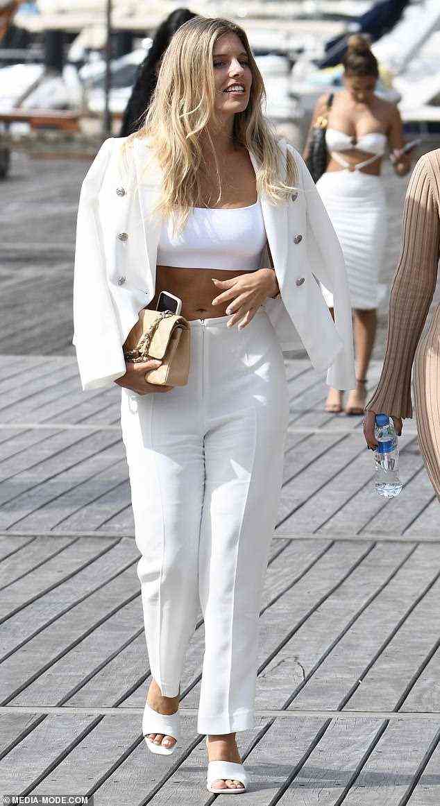 Bikini gegen Blazer getauscht: An anderer Stelle wurde das Glamour-Model und Bikini-Markeninhaberin Natasha Oakley in einem komplett weißen Outfit aus Crop-Top, Blazer und gerader Hose gesehen