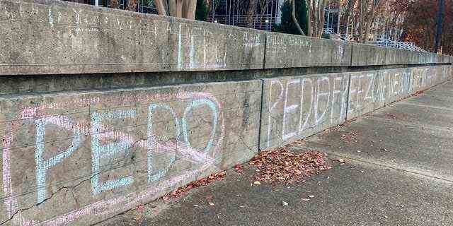 Anti-Pädophilie-Graffiti werden am Mittwoch, den 24. November 2021 auf dem Campus der Old Dominion University in Norfolk, Virginia, mit Kreide gekritzelt. (AP Photo/Ben Finley)
