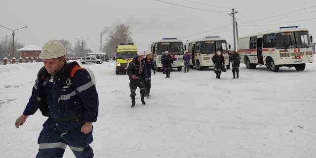 Spezialisten nehmen am 25. November 2021 an einer Rettungsaktion nach einem Brand im Kohlebergwerk Listwjazhnaja in der Region Kemerowo, Russland, teil. (Russisches Ministerium für Notfälle/Handout über REUTERS)