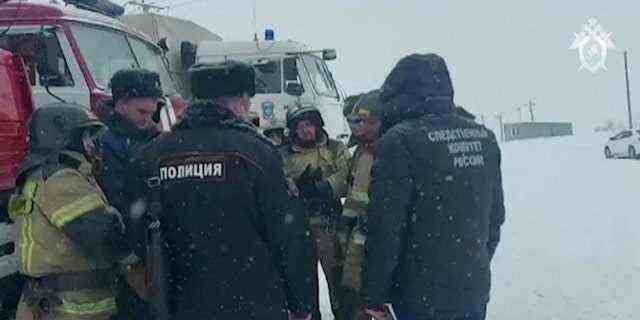Ein Standbild aus einem Video zeigt Ermittler und Retter während einer Rettungsaktion nach einem Brand im Kohlebergwerk Listwjazhnaja in der Region Kemerowo, Russland, 25. November 2021. (Russischer Untersuchungsausschuss/Handout über REUTERS)