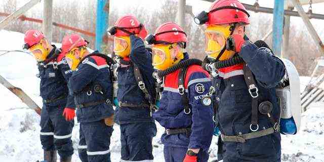 Auf diesem Foto des russischen Notstandsministeriums vom Donnerstag, 25. November 2021, bereiten sich Retter auf die Arbeit an einer Brandstelle in einer Kohlemine in der Nähe der sibirischen Stadt Kemerowo, etwa 3.000 Kilometer östlich von Moskau, Russland, vor.  (Foto des russischen Ministeriums für Notfallsituationen über AP)