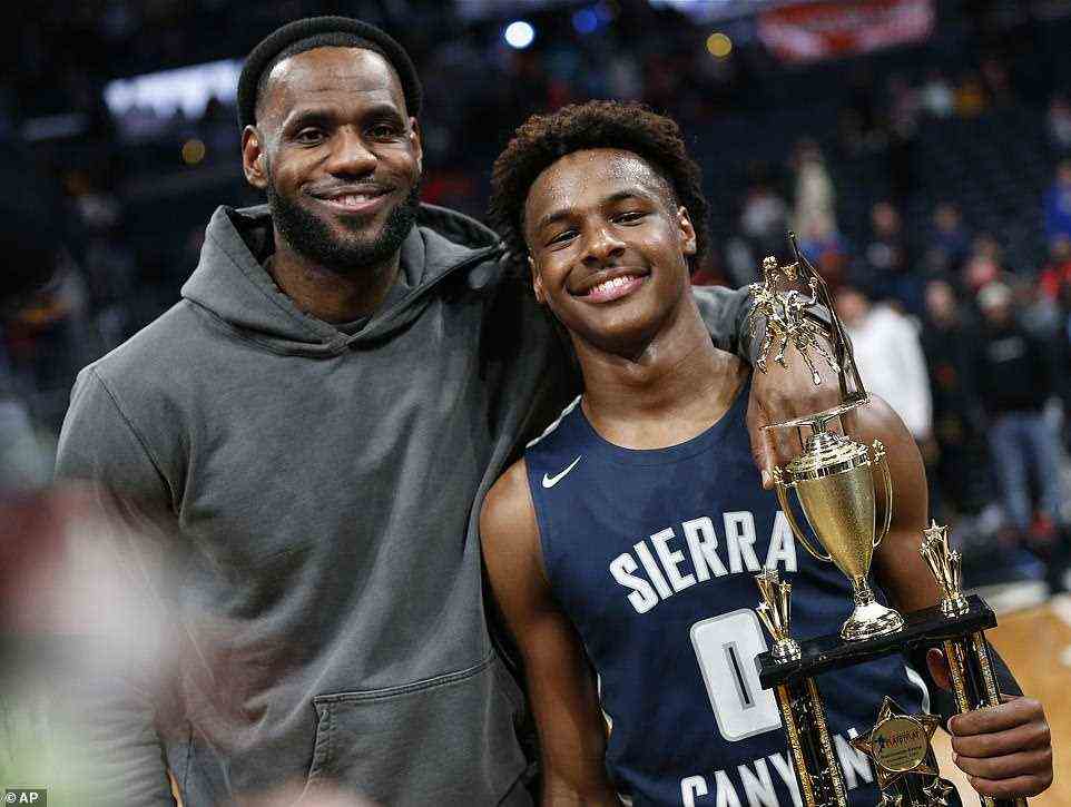 LeBron James, links, posiert mit seinem Sohn Bronny, nachdem Sierra Canyon im Dezember 2019 Akron St. Vincent - St. Mary in einem Highschool-Basketballspiel in Columbus, Ohio besiegt hat