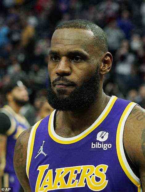Los Angeles Lakers-Star LeBron James wurde aus dem Spiel am Sonntag in Detroit ausgeschlossen, nachdem er dem Pistons-Center Isaiah Stewart einen brutalen Schlag versetzt hatte.