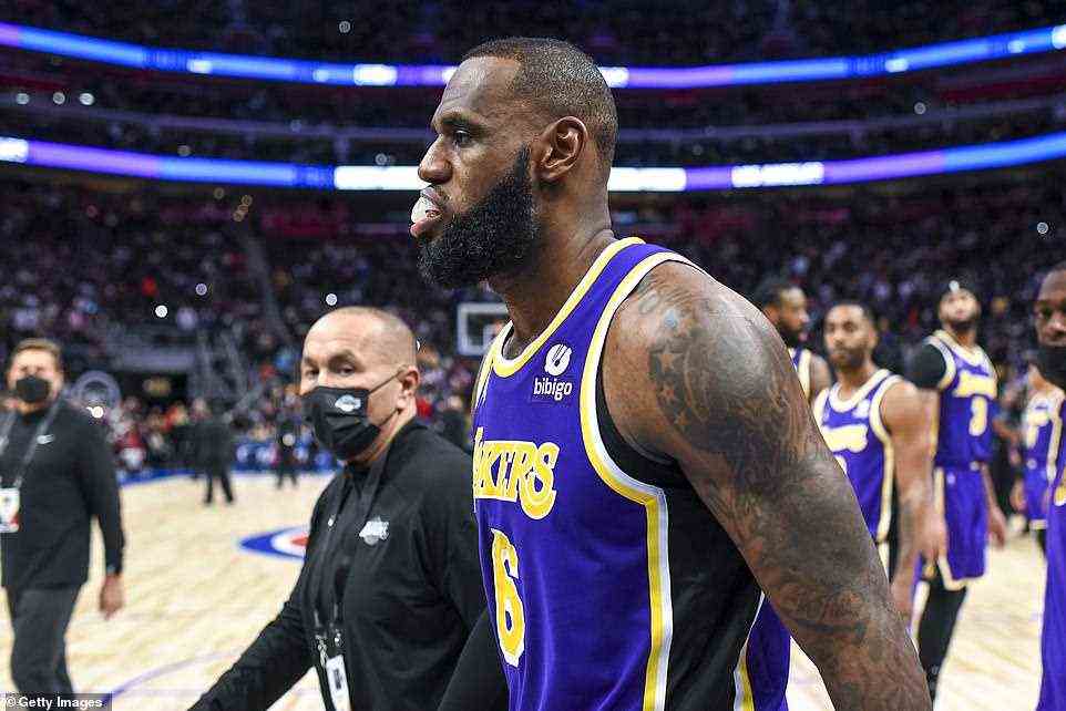 LeBron James #6 der Los Angeles Lakers wird im dritten Viertel des Spiels gegen die Detroit Pistons in der Little Caesars Arena am Sonntag aus dem Spiel geworfen