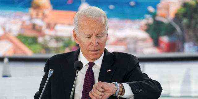 US-Präsident Joe Biden überprüft seine Uhr während einer Veranstaltung zur globalen Resilienz der Lieferkette durch die Pandemie und Erholung der Coronavirus-Krankheit (COVID-19) am Rande des G20-Gipfels in Rom, Italien, 31. Oktober 2021.