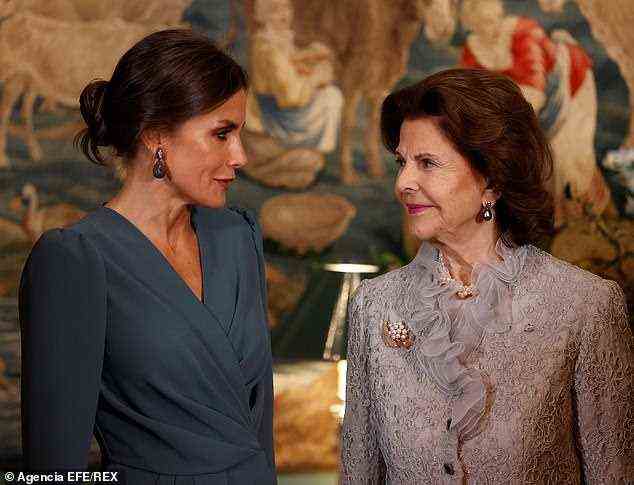 Königin Silvia (Bild rechts, mit Letizia) trug ein graues Outfit mit Spitzendetails und vervollständigte ihren Look mit Perlen