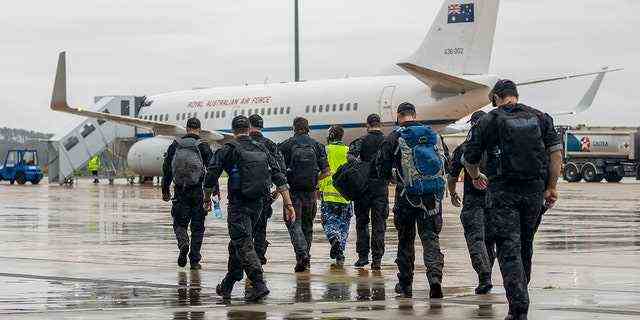Mitglieder der Sondereinsätze der australischen Bundespolizei bereiten sich darauf vor, am Donnerstag, den 25. November 2021, Canberra, Australien, mit einem Jet der Royal Australian Air Force zu den Salomonen zu verlassen. 