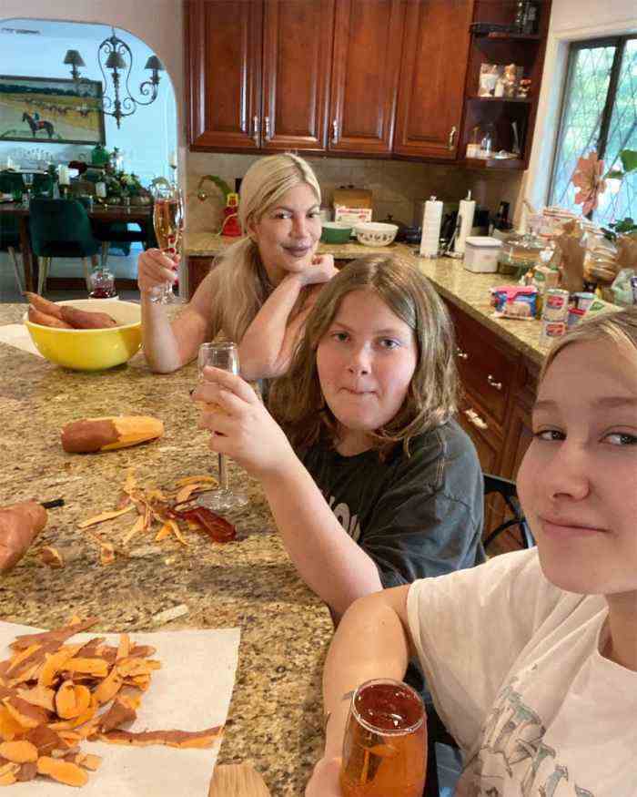 Tori Spelling verbringt Thanksgiving mit Töchtern 3