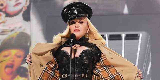 Madonna rief Instagram an, nachdem Irt angeblich Fotos aus ihrem Profil entfernt hatte, die die entblößte Brustwarze des Sängers zeigten.