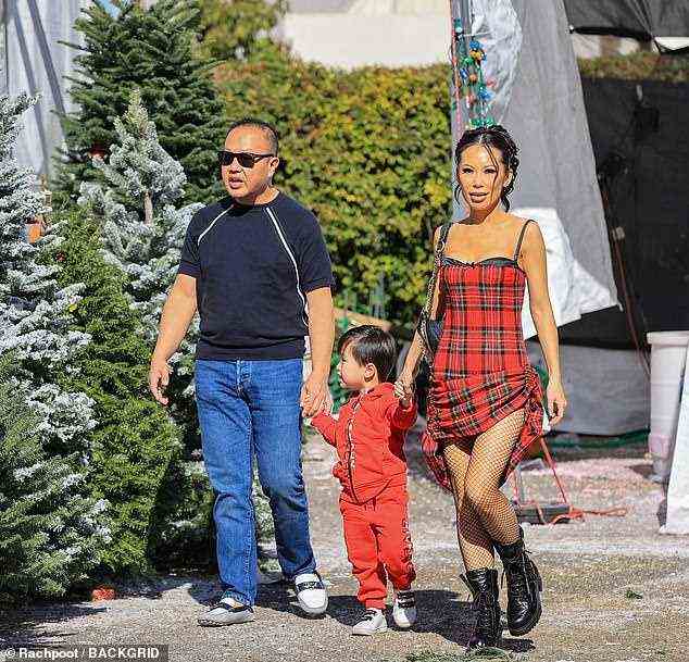 Dies ist die Saison: Der Bling Empire-Star und ihr Ehemann Dr. Gabriel Chiu waren von ihrem dreijährigen Sohn Gabriel Chiu III begeistert, während sie alle großen und kleinen Bäume begutachteten