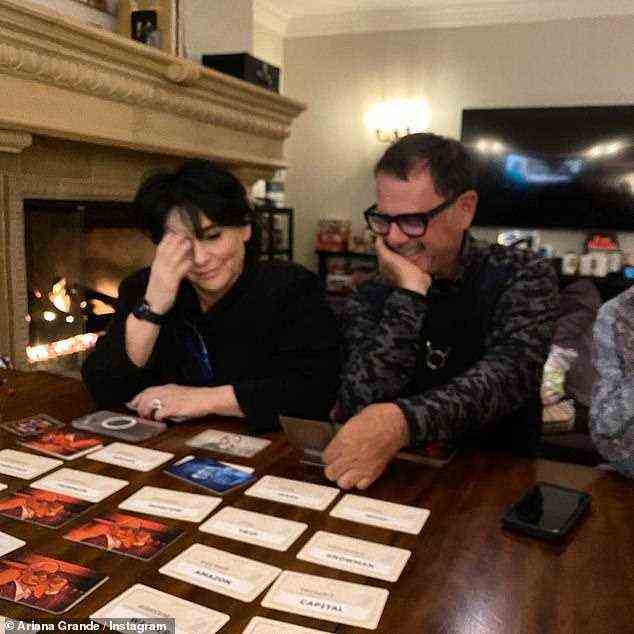 Glückliche Familie: Die Hitmacherin teilte auch ein süßes Foto ihrer Eltern, Joan Grande und Ed Butera, die zusammen Codenames spielen