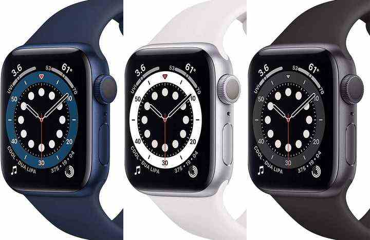 Apple Watch Series 6 Uhren, eine in Blau, eine in Weiß, eine in Schwarz auf weißem Hintergrund.