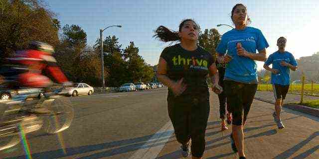 11. Dezember 2012: Auf diesem Foto trainiert Zendi Solano, Mitte, mit den Laufclubmitgliedern Rian Barrett, zweiter von rechts, und Richard Chen in Pasadena, Kalifornien.