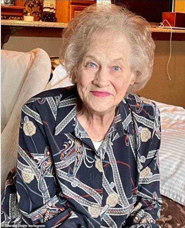 Gebete: Anfang dieser Woche gab Sharon bekannt, dass die 88-jährige Matriarchin (im Bild) einen akuten Schlaganfall erlitten hatte