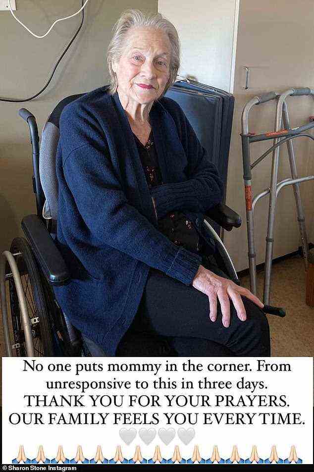 Erholung: Stone teilte eine Solo-Aufnahme ihrer Mutter, die im Krankenhaus im Rollstuhl sitzt