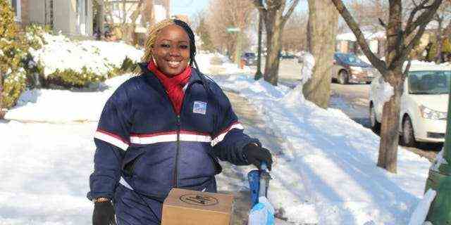 Shonda Lemon, 34, arbeitet an ihrem Job als USPS-Postbote in Chicago (Foto mit freundlicher Genehmigung von Shonda Lemon/Fox Television Stations)
