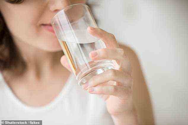 Kinder in diesem Alter sollten täglich mindestens einen Liter plus etwas mehr Flüssigkeit, vorzugsweise Wasser, trinken. [Stock image]