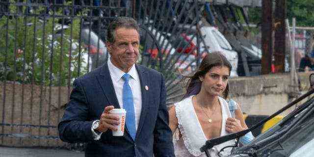 Der Gouverneur von New York, Andrew Cuomo (L) und Michaela Kennedy-Cuomo, werden am 10. August 2021 in New York City auf dem Eastside Heliport in Midtown gesehen.  (Foto von Gotham/GC Images)