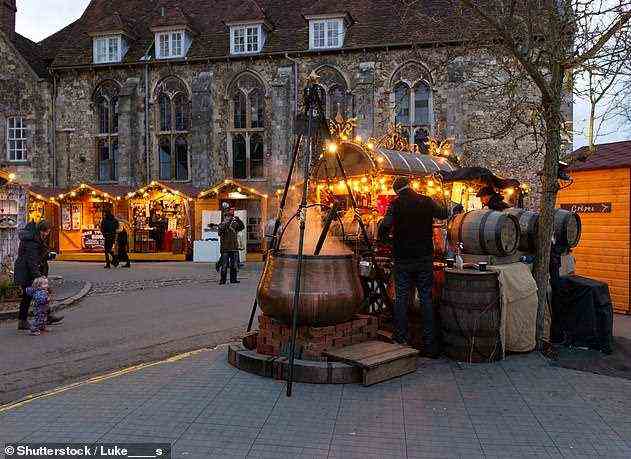 Fahren Sie nach Winchester, um auf dem Weihnachtsmarkt vor der Kathedrale der Stadt zu stöbern.  Die Unterkunft in der Nähe?  Das großartige Winchester Royal Hotel