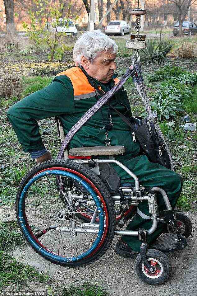 Herr Yudin, 69, schnallt sich sicher in das Gerät, bevor es beginnt, ihn vom Boden zu heben