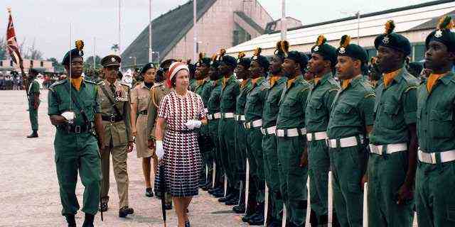 Königin Elizabeth II. inspiziert eine Ehrengarde bei ihrer Ankunft in Barbados am 31. Oktober 1977.