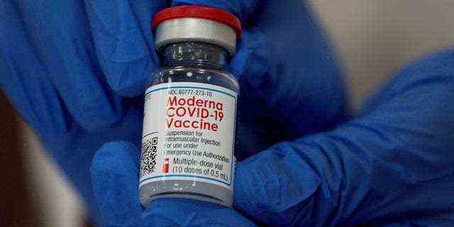 DATEIFOTO: Ein Mitarbeiter zeigt den Moderna COVID-19-Impfstoff im Krankenhaus Long Island Jewish Valley Stream von Northwell Health in New York, USA, am 21. Dezember 2020.