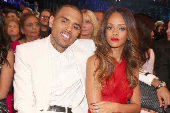 LOS ANGELES, CA - 10. Februar: Sänger Chris Brown (L) und Rihanna besuchen die 55. Annual GRAMMY Awards im STAPLES Center am 10. Februar 2013 in Los Angeles, Kalifornien.  (Foto von Christopher Polk/Getty Images für NARAS)