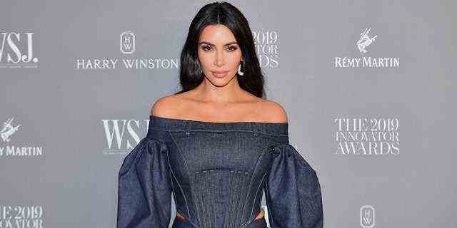Kim Kardashian West nimmt am 6. November 2019 in New York City an den WSJ Magazine 2019 Innovator Awards im MOMA teil.  Der Star half dabei, afghanischen Mädchen ein neues Zuhause zu finden.