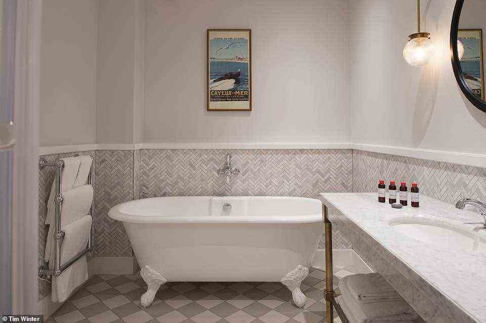 Luxuriös: Abgebildet ist eines der geräumigen Badezimmer des Hotels, das über eine freistehende freistehende Badewanne verfügt