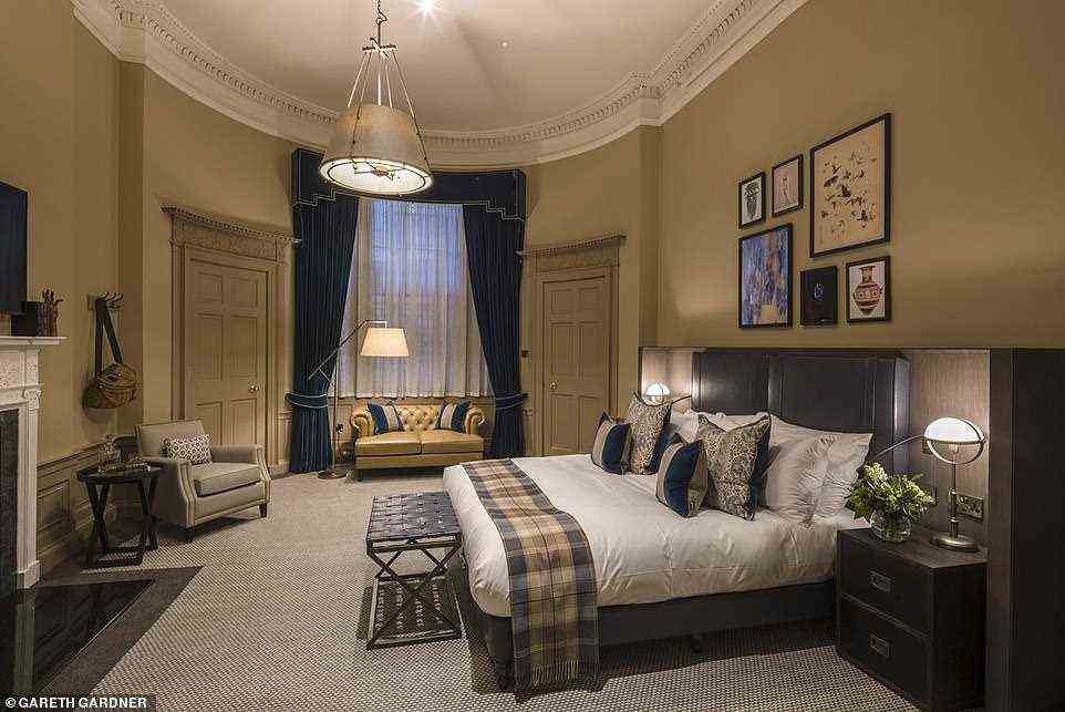 In den Hotelzimmern erwarten die Gäste prächtige, mit Kissen geschmückte Betten