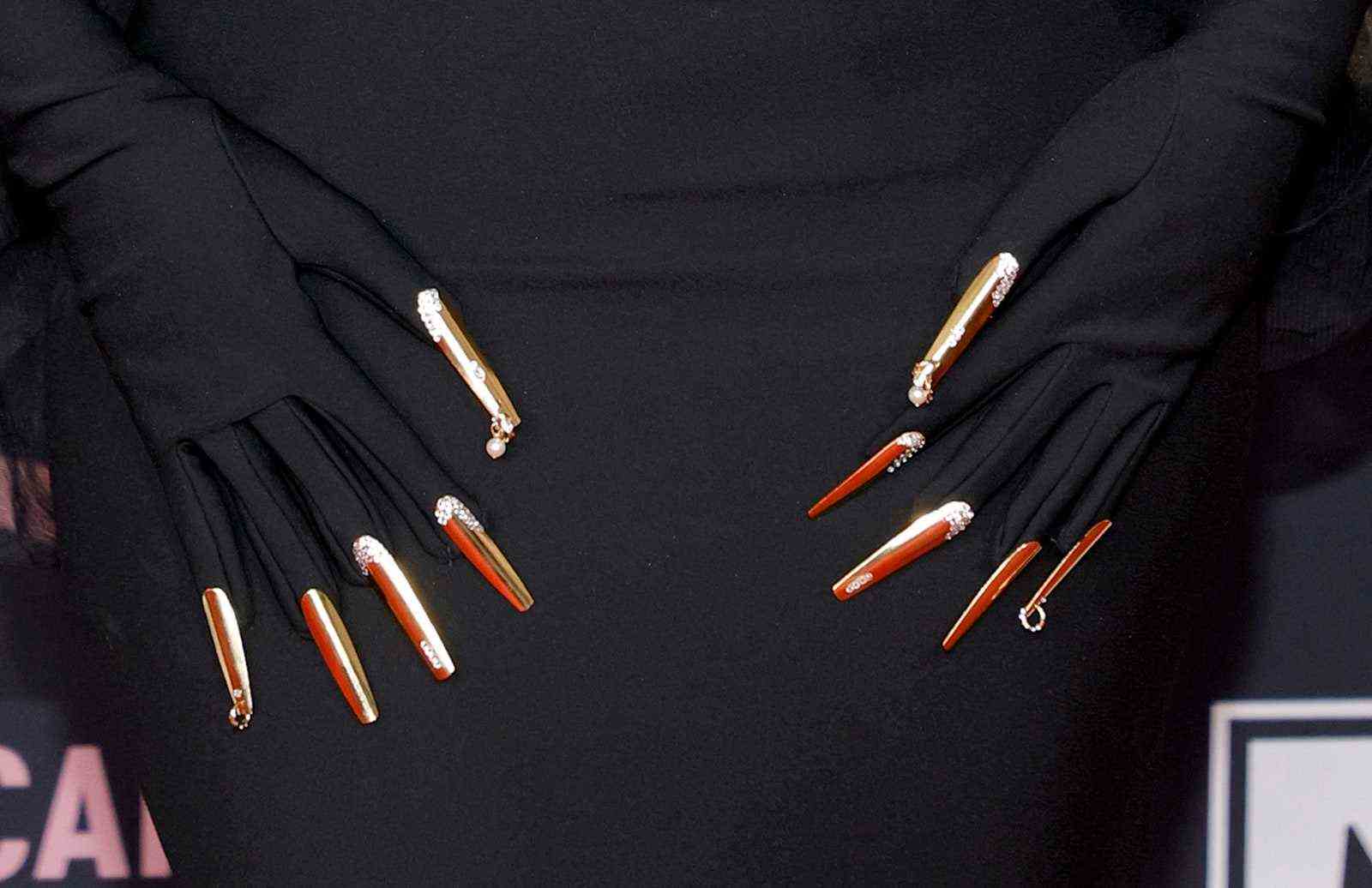Cardi B zeigt ihr bei den AMAs 2021 ihre goldenen Nägel
