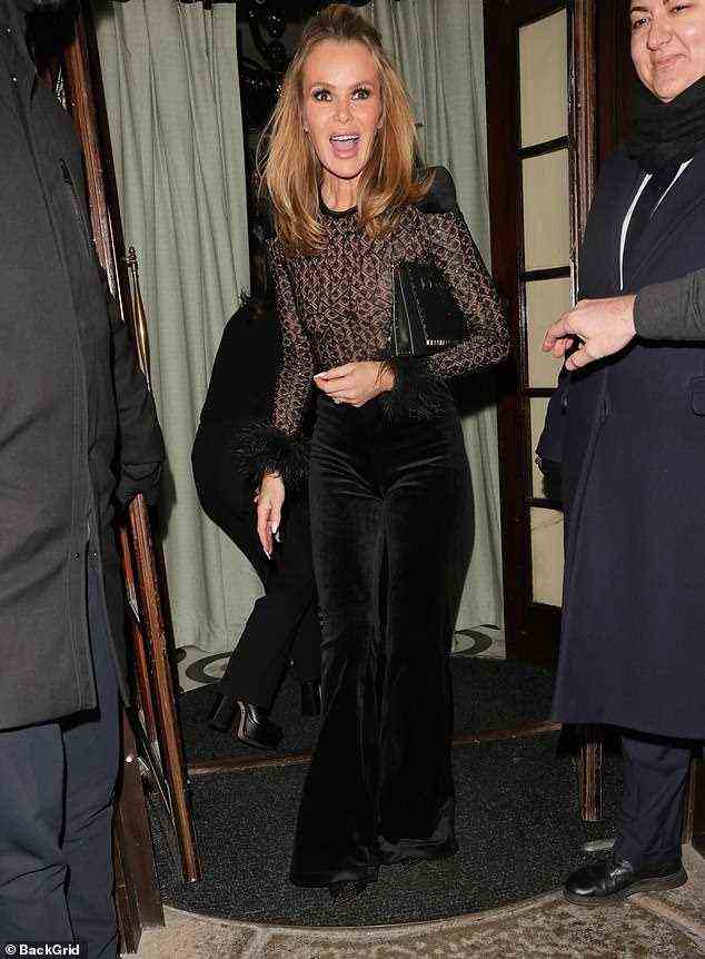 Wow: Amanda Holden fiel auf, als sie am Dienstagabend Kelly Hoppens CBE-Party in London verließ