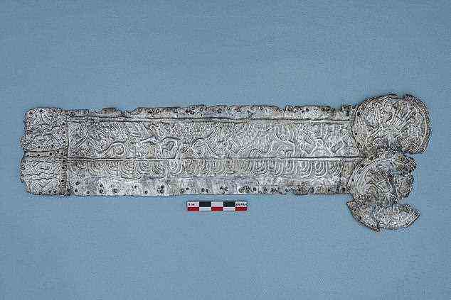 Ein dekorativer Teller aus dem 4. Jahrhundert v. Chr. wurde in einem skythischen Grab in Westrussland entdeckt.  Das Artefakt zeigt verschiedene skythische Gottheiten, darunter die Kriegsgöttin Artimpasa, sowie Greifen und andere mythologische Kreaturen