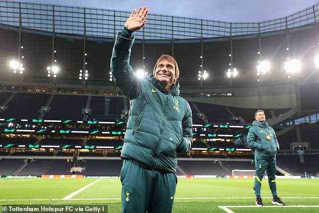 Manager Antonio Conte (oben) wurde im Tottenham Hotspur-Stadion herzlich willkommen geheißen