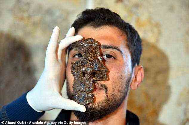 Eine eiserne Gesichtsmaske (im Bild), die vor etwa 1800 Jahren von einem versierten Mitglied der römischen Kavallerie getragen worden wäre, wurde in der nördlichen Zentraltürkei ausgegraben