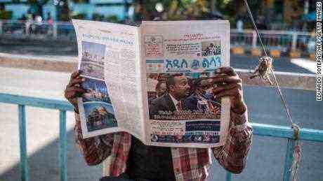 Premierminister Abiy Ahmed auf dem Titelblatt einer Zeitung in der äthiopischen Hauptstadt am 3. November, einen Tag nach Ausrufung des landesweiten Ausnahmezustands.