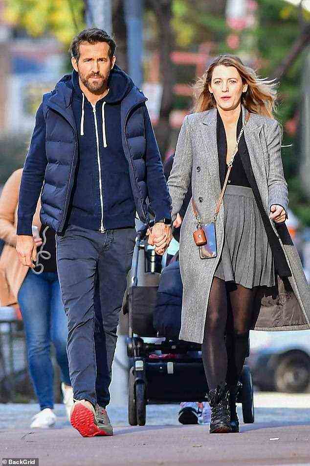 Großstadtflitzer: Blake Lively teilte den Blick der Liebe mit ihrem Ehemann Ryan Reynolds, als sie am Donnerstagmorgen Hand in Hand durch New York City spazierten