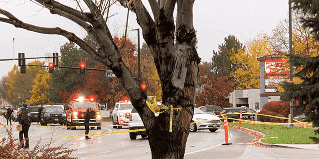 Die Polizei sperrt nach einer Schießerei in Boise, Idaho am Montag, den 25. Oktober 2021, eine Straße vor einem Einkaufszentrum ab. Die Polizei sagte, es gebe Berichte über mehrere Verletzungen und eine Person sei in Gewahrsam.  (AP-Foto/Rebecca Boone) 