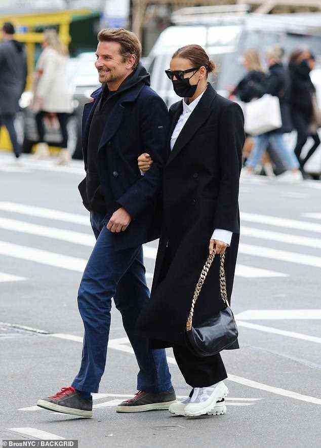 Bradley Cooper und Irina Shayk lösten Versöhnungsgerüchte aus, nachdem sie am Sonntag bei einem Spaziergang durch Manhattans West Village sehr gemütlich ausgesehen hatten
