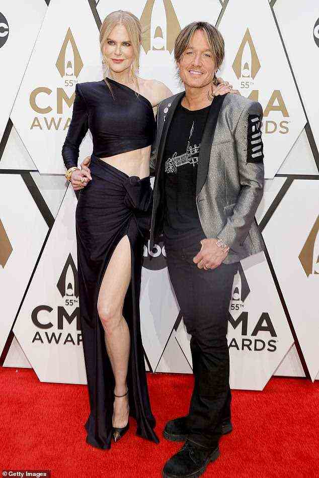 Glamourös: Nicole Kidman, 54, sah sensationell aus, als sie am Mittwoch zusammen mit ihrem Ehemann Keith Urban bei den CMA Awards in Nashville ihre straffen Bauchmuskeln in einem verführerischen schwarzen Kleid präsentierte