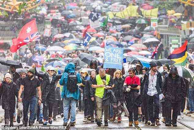 Tausende von „Pro-Choice“- und Anti-Vax-Demonstranten marschierten durch Duschen, um ihren Widerstand gegen obligatorische Impfungen und eine geplante Ausweitung der Befugnisse des Premierministers zum Ausdruck zu bringen