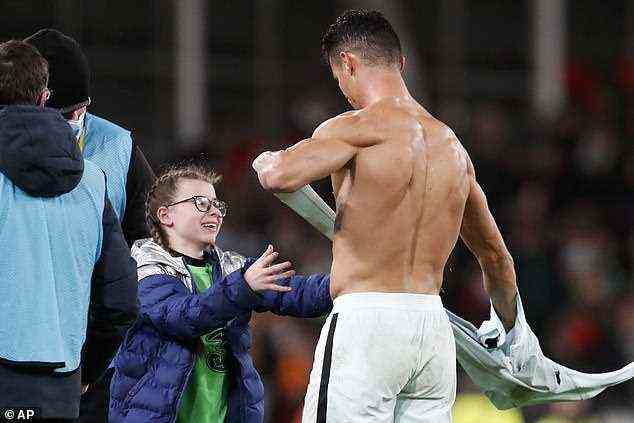 Ein Fan überfiel das Spielfeld in einem verzweifelten Versuch, Cristiano Ronaldo nach dem Spiel zu treffen